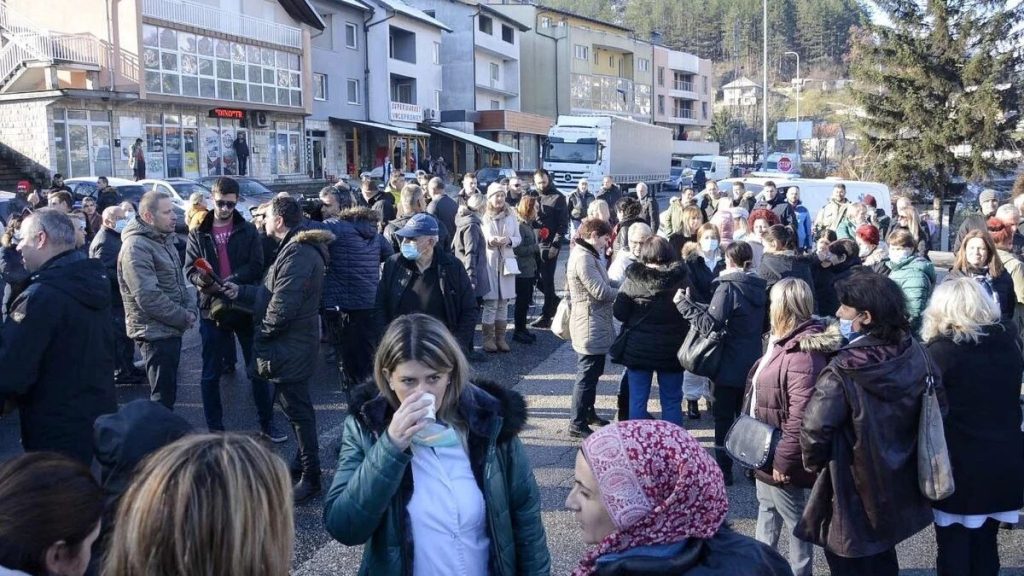 Nova blokada ceste: Medicinski radnici u Konjicu danas ponovo traže neisplaćene plate