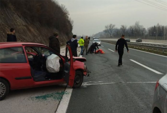 (FOTO) Teška nesreća na autoputu kod Kaknja: Dvije povrijeđene osobe hitno prevezene u zeničku bolnicu