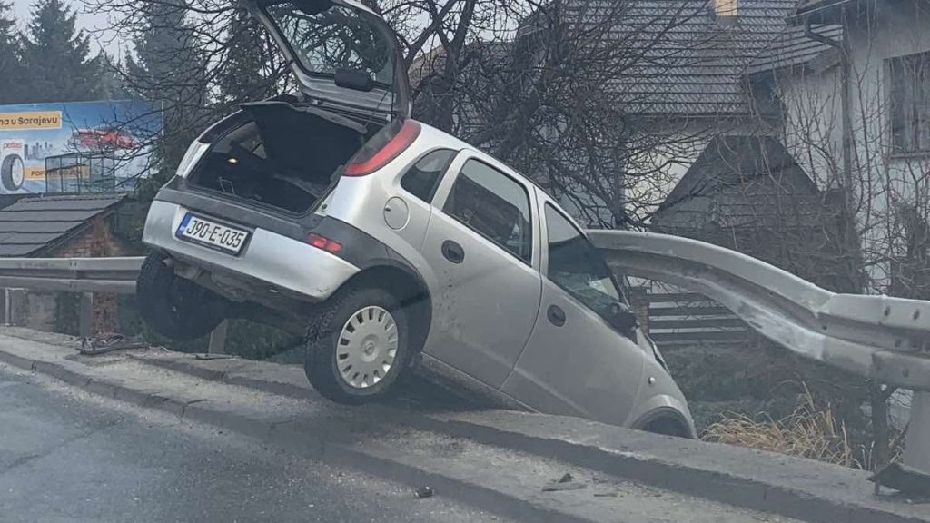 Pijani vozač automobila Opela sletio sa ceste: “Napuhao 2,07 promila a već ima preko 6.000 KM kazni”