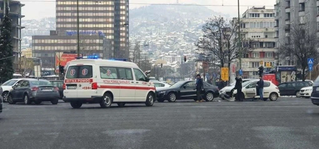 Sudar više vozila na raskrsnici na Pofalićima, ima povrijeđenih