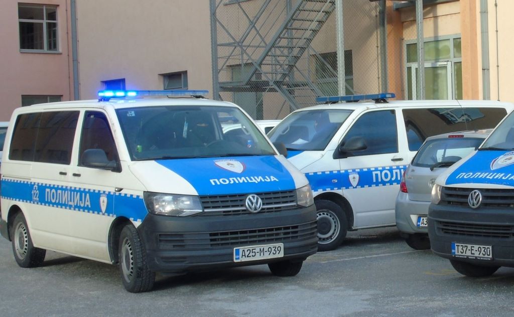 Izvukli muškarca iz policijskog vozila pa ga pretukli