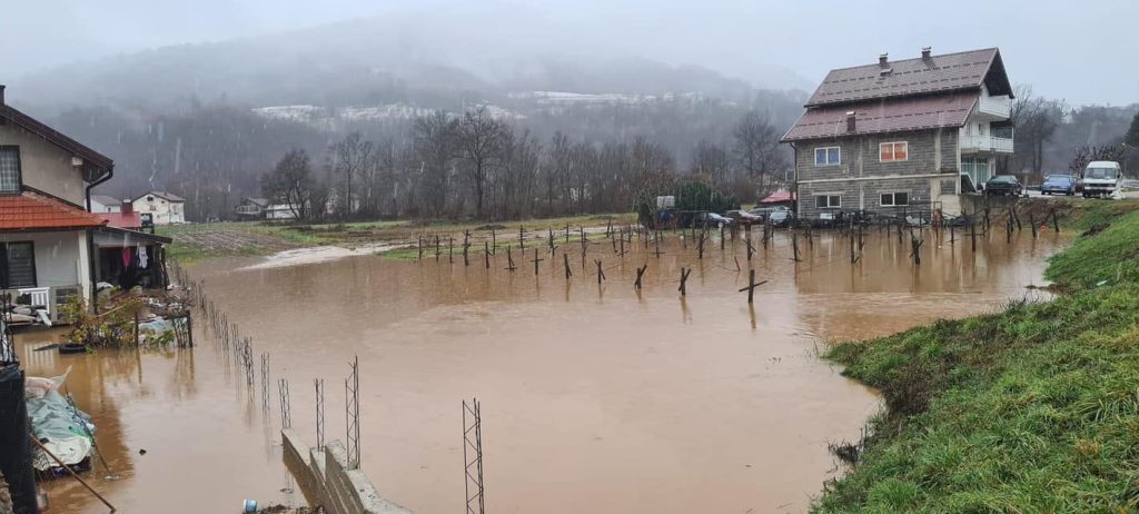 Fojnica i Lepenica napravile probleme: Obustavljen saobraćaj zbog izlijevanja vode kod Kiseljaka