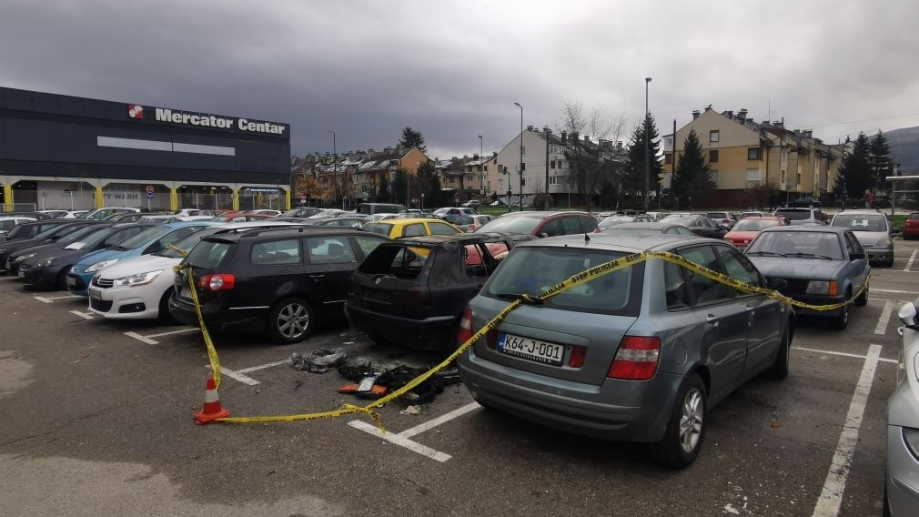 (FOTO) Prizor nakon podmetnutog požara: Izgorjela vozila na sarajevskom parkingu