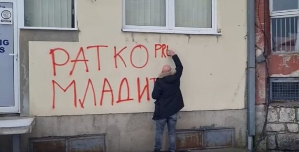 (VIDEO) Mirsad Đurđević dopisao tri riječi pored grafita podrške zločincu Ratku Mladiću