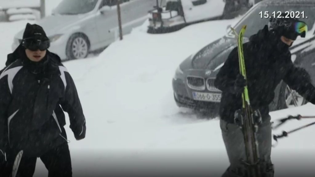 (VIDEO) Obilje snijega na Kupresu: Uprkos lošoj situaciji na putevima, građani pohrlili na planine