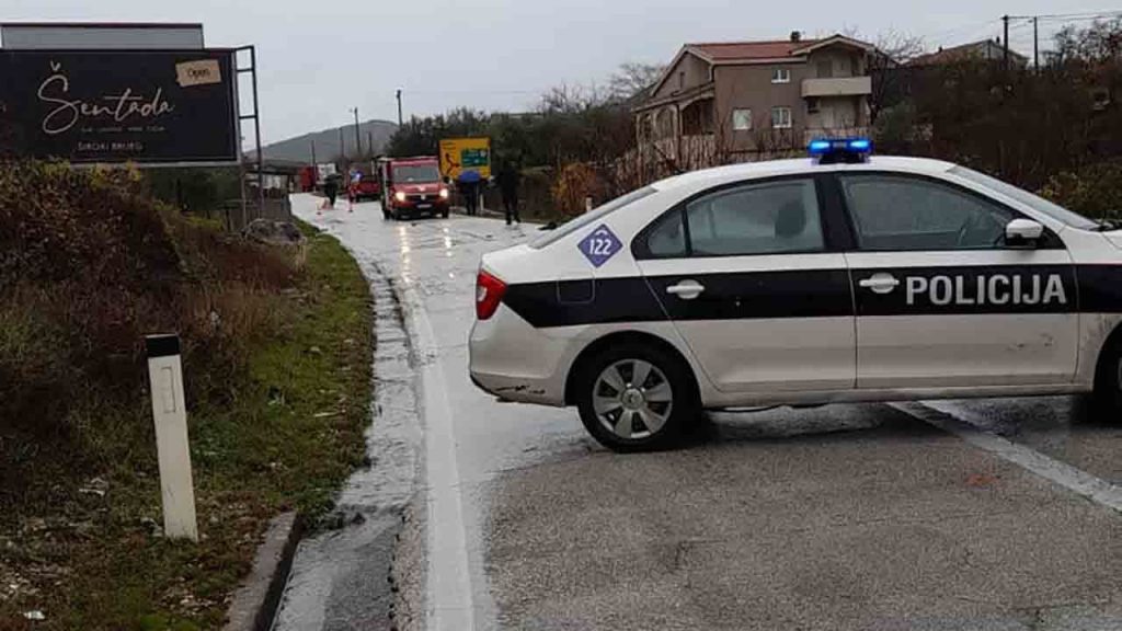 (FOTO) Teška nesreća u Trebižatu: Obustavljen saobraćaj na magistralnom putu Čapljina-Ljubuški