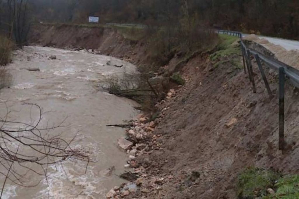 Klizište prijeti da prekine putnu komunikaciju Bjelašnica – Sarajeva