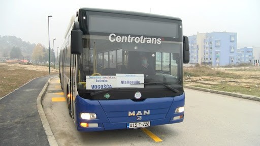 Muškarac u autobusu fizički nasrnuo na djevojku (18)