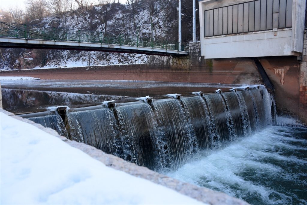 (FOTO) Najhladniji dan ove zime u Sarajevu: Zaledila i Miljacka na Bentbaši