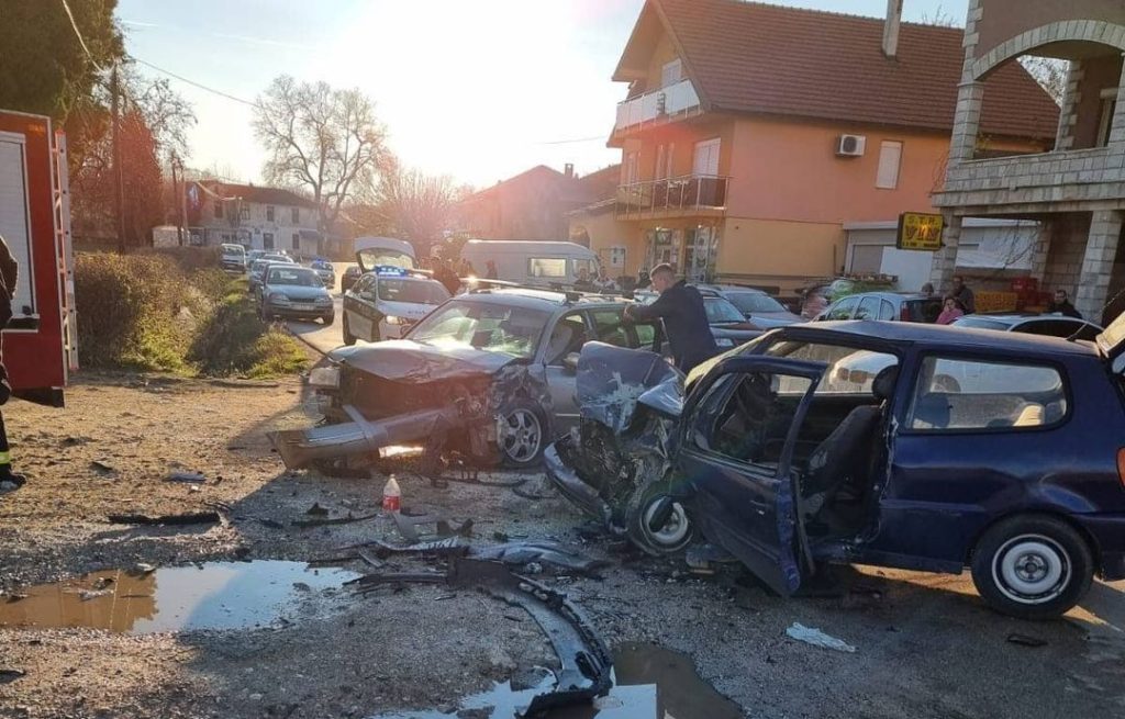 (FOTO) Teška saobraćajna nesreća u Čapljini. Uništeni automobili, ima povrijeđenih