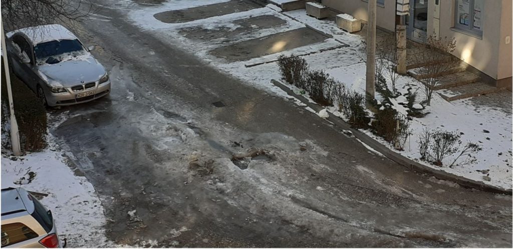 (FOTO) Nemar nadležnih: Voda danima teče ulicom u Sarajevu, sada sve zaledilo