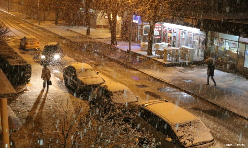 (FOTO) Snijeg za kraj januara: Banjaluka zabijelila u večernjim satima