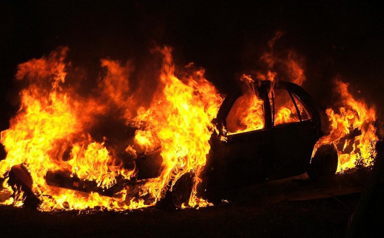 Na Ilidži u potpunosti izgorio Passat, požar se proširio na Golf 4