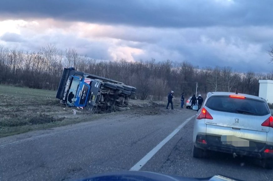 (FOTO) Vozač prevrnuo kamion na putu Bijeljina – Brčko: “Imao je malo više promila u organizmu”