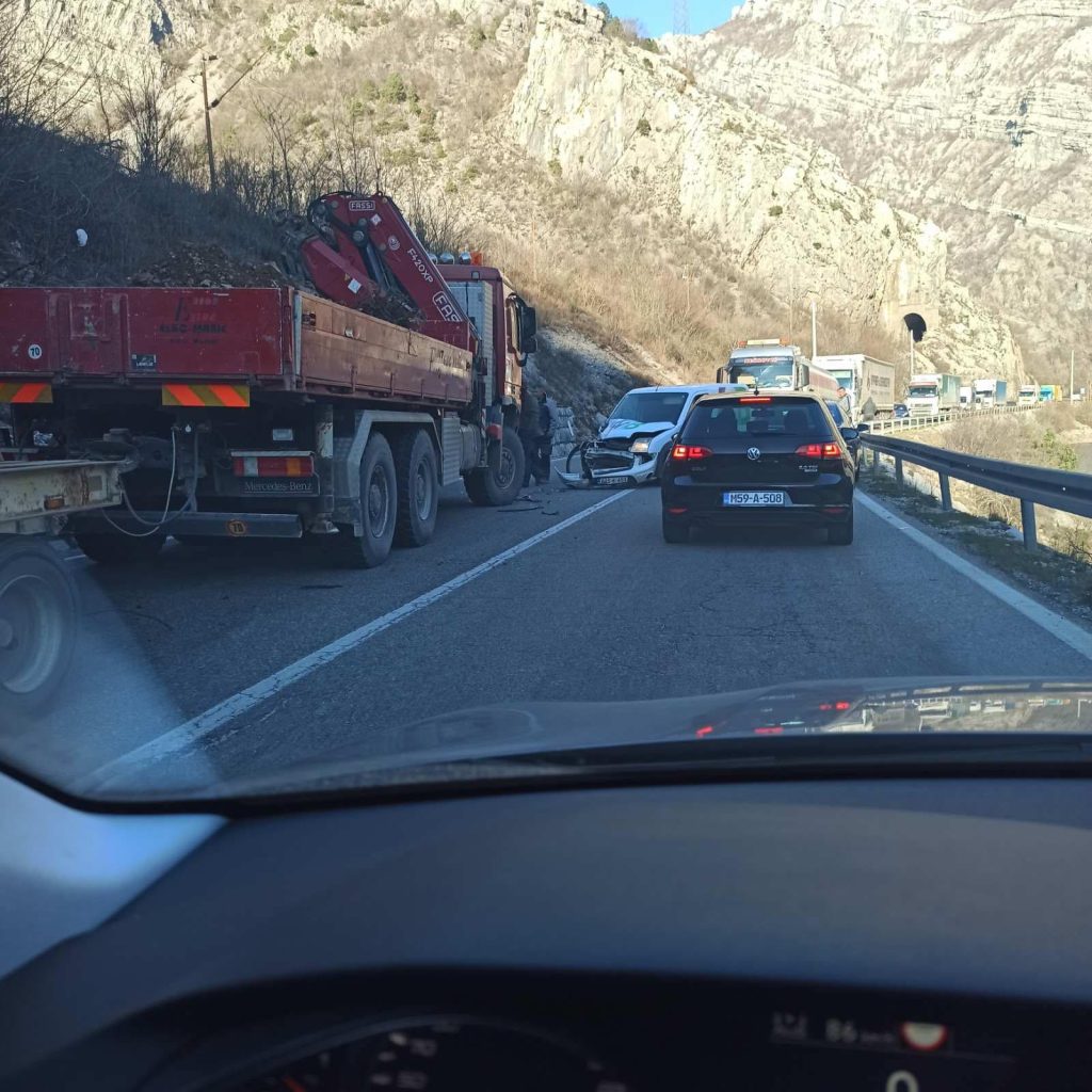 Zbog saobraćajne nesreće blokirana cesta M-17 prema Jablanici