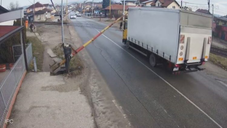 (VIDEO) Nije htio stati: Vozač kamionom otkinuo rampu na pružnom prijelazu u Banjaluci