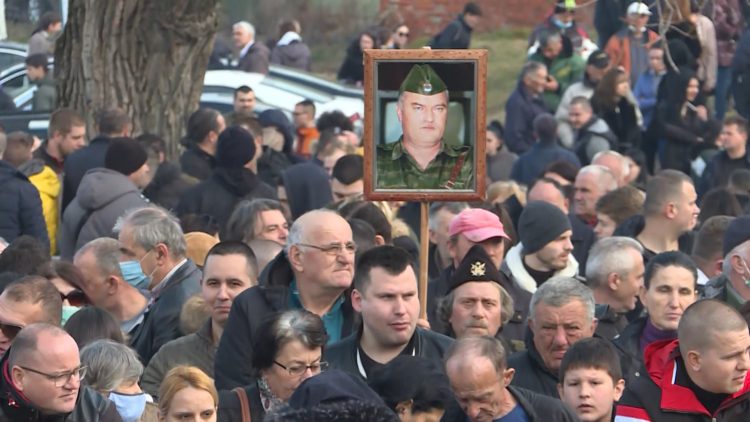 Obilježavanje Dana državnosti Srbije nije proteklo bez incidenata: Istaknuta fotografija Ratka Mladića