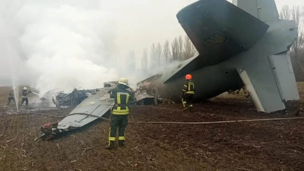 (FOTO) Srušen ukrajinski vojni avion kod Kijeva, pet poginulih