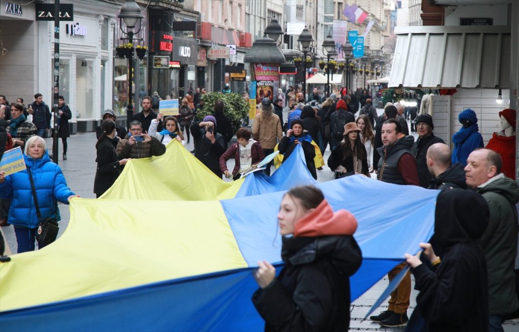 (FOTO) Antiratni protest u Beogradu: Razvijena i velika zastava Ukrajine