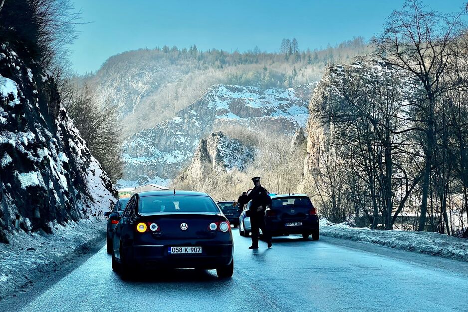 (FOTO) Nesreća na putu za Jahorinu: Sudarila se dva vozila, saobraćaj se odvija jednom trakom