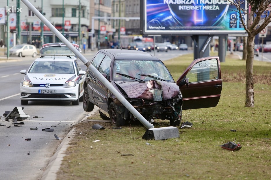 (FOTO) Nesreća u Sarajevu: Oborio semafor i završio na KUM-u