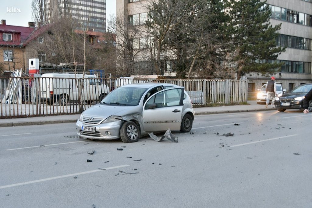 (FOTO) Nesreća u blizini sarajevske Hitne pomoći: Sudarila se dva putnička vozila