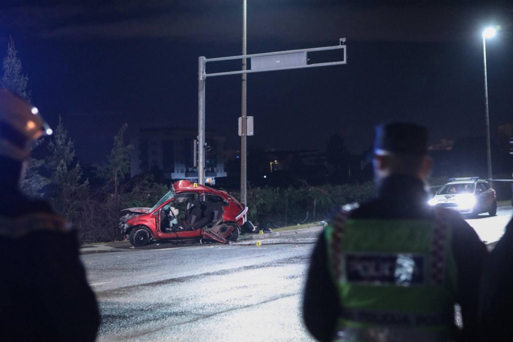 (FOTO) Teška nesreća u Hrvaskoj: Automobil smrskan, preminula jedna osoba