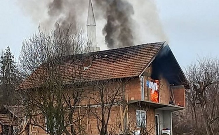 Komšije i vatrogasci bore se s vatrenom stihijom: Gori porodična kuća u Zvorniku