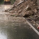 Vozite oprezno: Zbog odrona na putu i oborenih stabala obustavljen saobraćaj na putu Srbljani-Bosanska Krupa