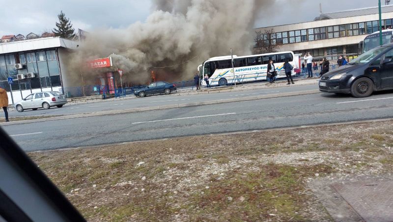 Veliki požar zahvatio Paša doner na autobuskoj stanici u Sarajevu