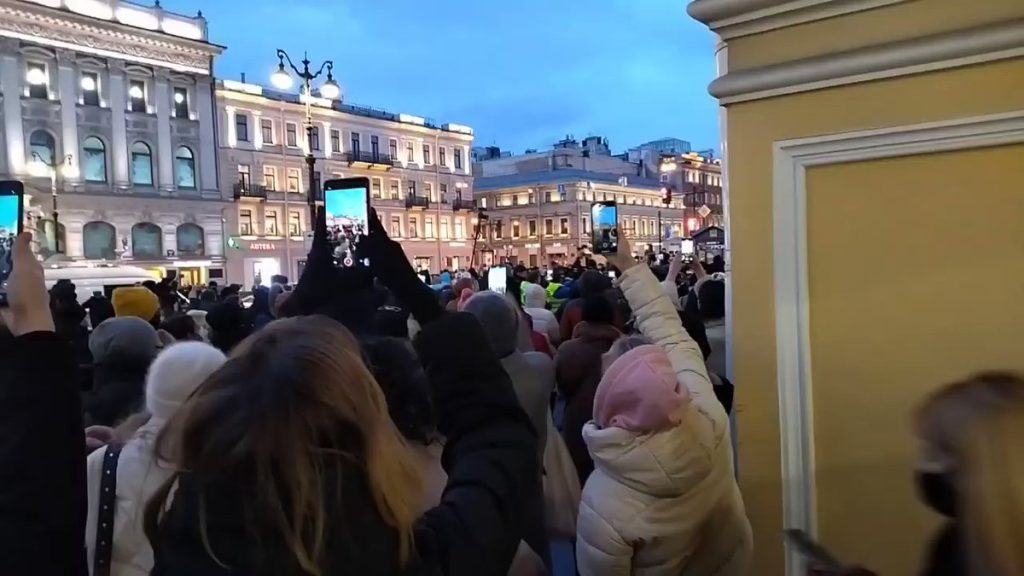 (VIDEO) Narod digao glas: Protesti u više gradova Rusije zbog invazije Ukrajine