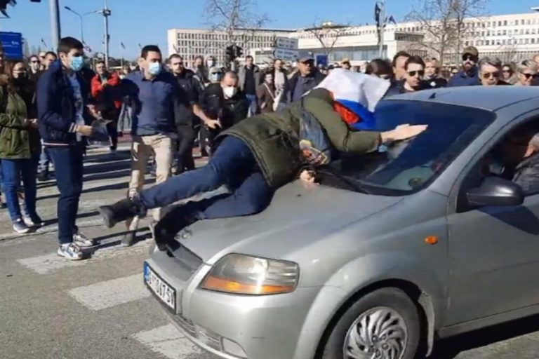 Na protestima u srbiji mladića pokosio automobil