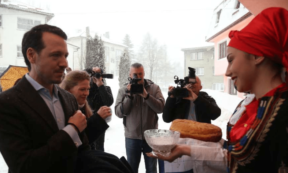 Unuk posljednjeg kralja Jugoslavije, Petra II, preuzima devastiranu porodicnu imovinu!