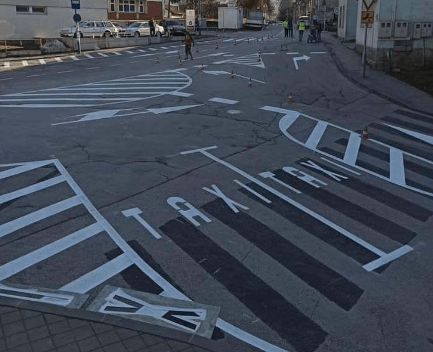 (FOTO) Inovacije u saobraćaju na bh. način: Bosanska Krupa dobila polukružni tok, a profesor Lindov zavapio: Koji um može ovo smisliti