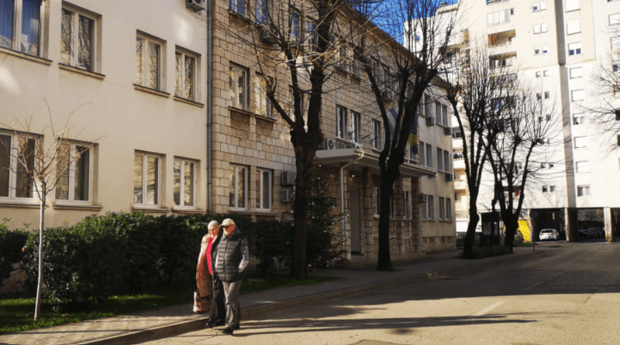 Stariji muškarac skokom iz stana oduzeo sebi život