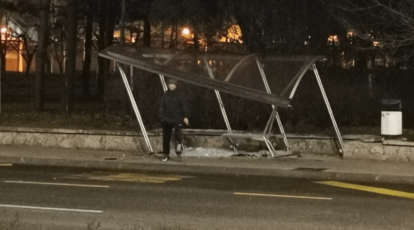 Zabio se automobilom u autobusko stajalište u Zenici, pa pobjegao (FOTO)