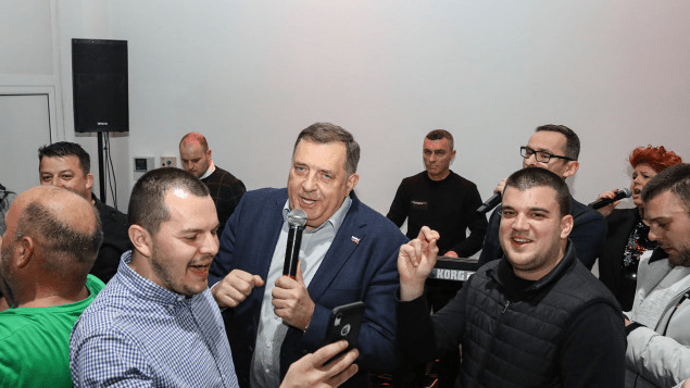 Nakon što je SNSD proglasio pobjedu u mjesnim zajednicama Banjaluke: Dodik uzeo mikrofon i zapjevao