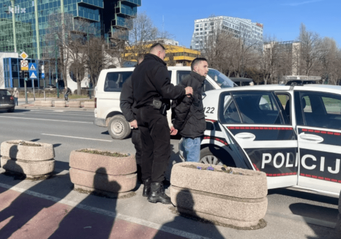 Sarajevo: Muškarac na ulici napao dvije žene, savladali ga prolaznici