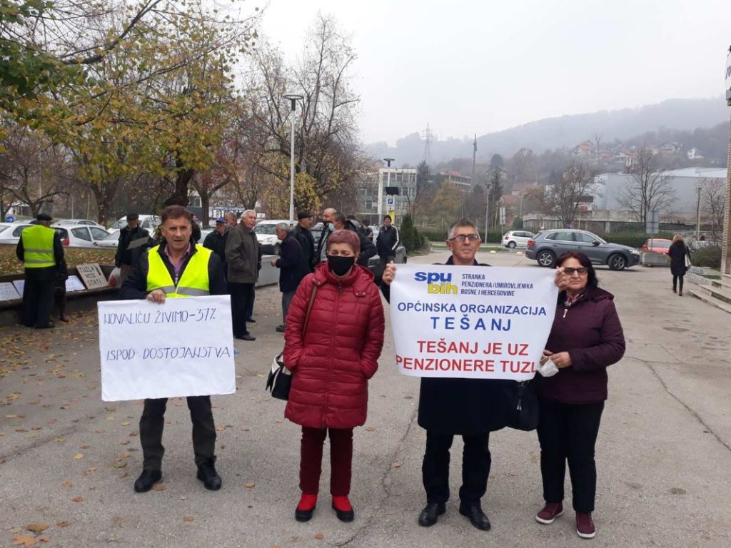 Nezadovoljni visinom penzije: U Tuzli ponovo protestovali penzioneri