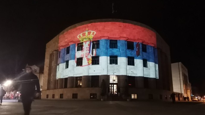 (FOTO) Povodom Dana državnosti susjedne države: Palata RS u Banjaluci u bojama zastave Srbije