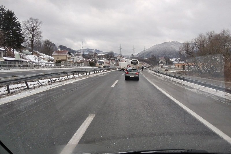 (FOTO) Nesreća na autoputu kod Visokog: Izgubio kontrolu nad vozilom i zabio se u zaštitnu ogradu