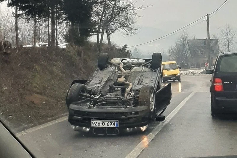 (FOTO) BMW završio na krovu: Usporen saobraćaj kod Viteza