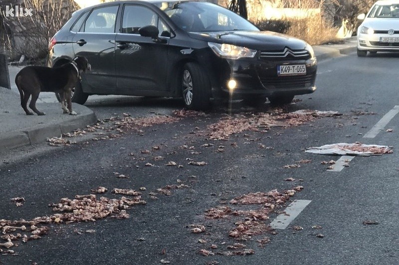 (FOTO) Užasan prizor u Sarajevu: Gomila mesa prosuta po cesti dovela do problema u saobraćaju