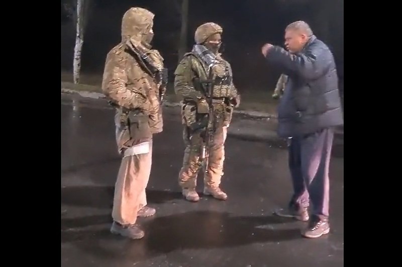 (VIDEO) Ljudi u Ukrajini imaju veliko srce: Pogledajte kako se hrabri djed suprostavio ruskim vojnicima