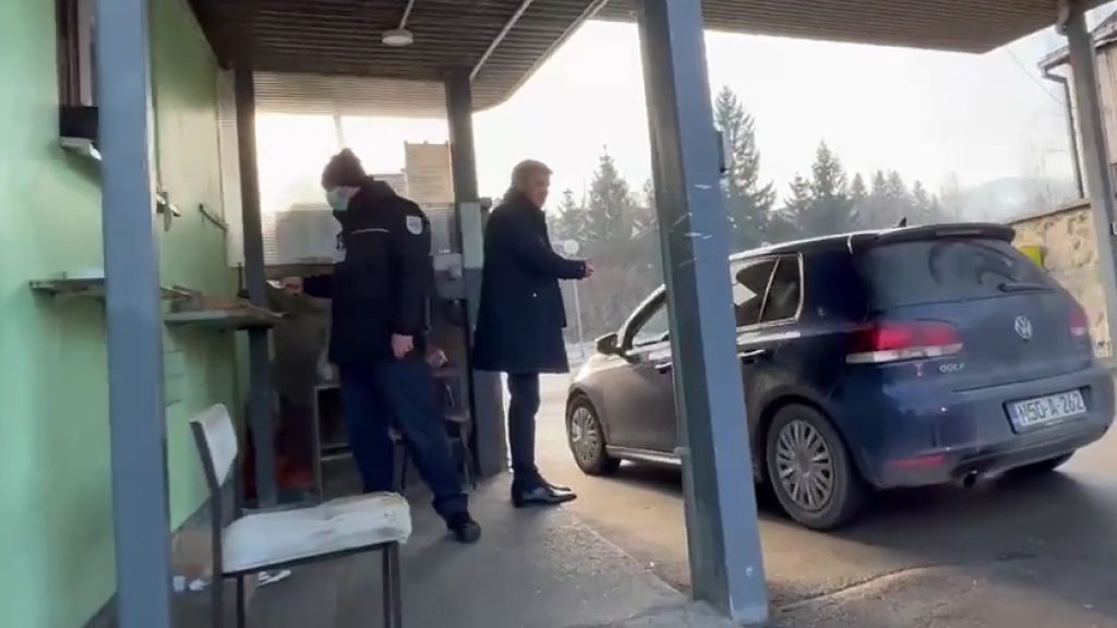 (VIDEO) Sporni parking ispred Bolnice: Kasumović podigao rampu i puštao ljude, interveniralo obezbjeđenje