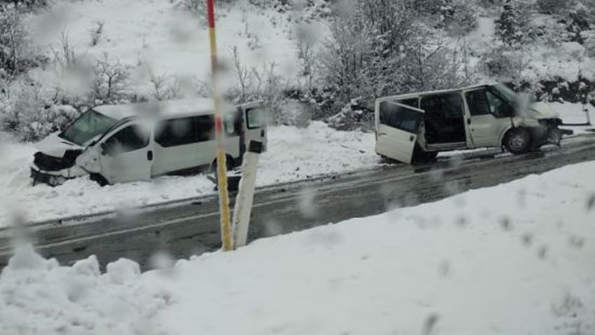 (FOTO) Teška nesreća kod Hadžića: Nakon sudara dva kombija povrijeđena djeca