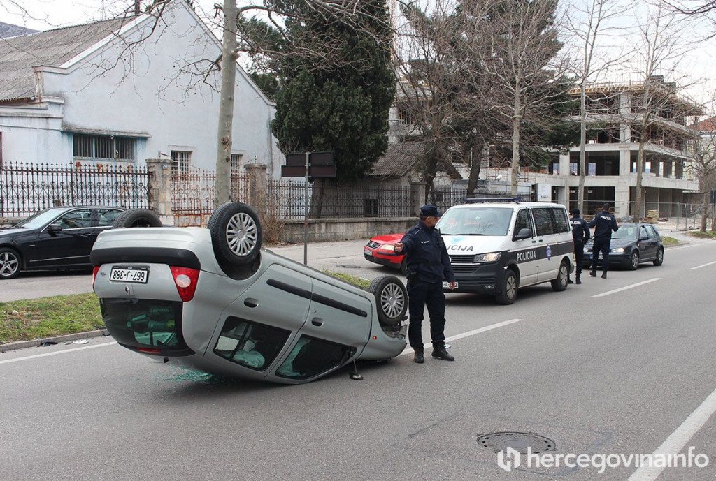 (FOTO) Nesreća u Mostaru: Vozilom udario u stablo pa završio na krovu, jedna osoba povrijeđena