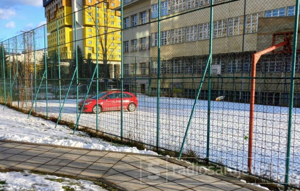 Školsko igralište u Sarajevu iskoristili za parking vozila