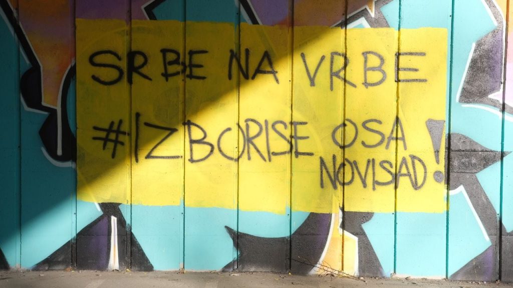 Novi grafit u Novom Sadu. Neko je napisao “Srbe na vrbe”, oglasili se i studenti