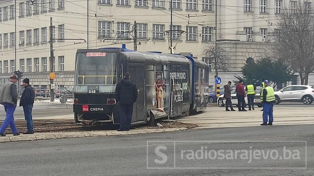 (VIDEO) U Sarajevu tramvaj iskočio iz šina, saobraćaj se preusmjerava